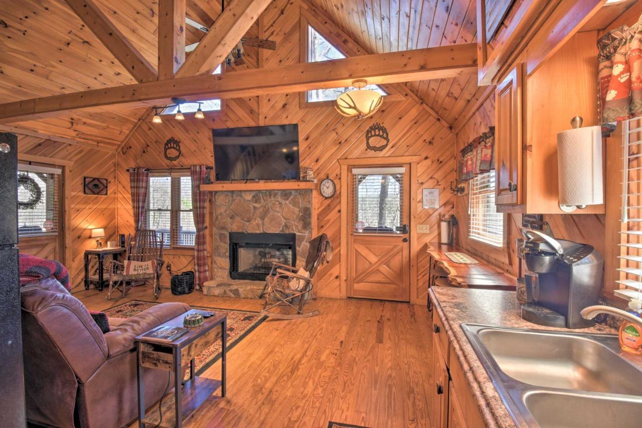 Helen Cabin With Deck And Hot Tub Less Than Half Mi To Main St 外观 照片