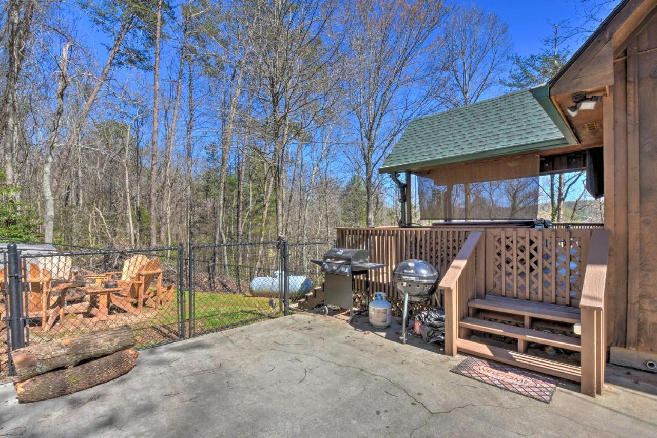 Helen Cabin With Deck And Hot Tub Less Than Half Mi To Main St 外观 照片