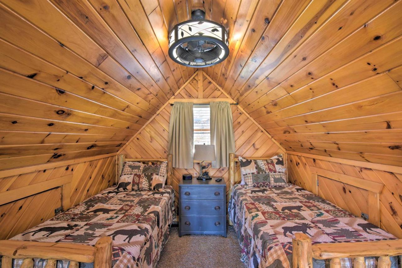 Helen Cabin With Deck And Hot Tub Less Than Half Mi To Main St 外观 照片