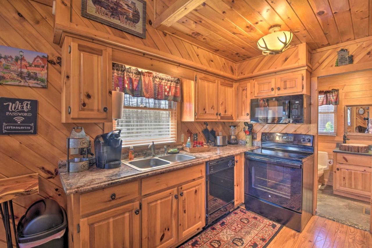 Helen Cabin With Deck And Hot Tub Less Than Half Mi To Main St 外观 照片